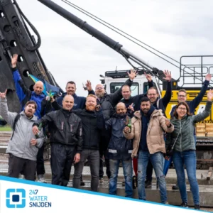 Team 247Watersnijden bij eerste paal in de grond nieuwe pand