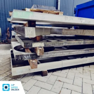 Verschillende soorten RVS platen om te snijden